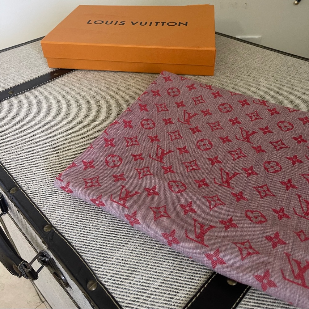 LV scarf